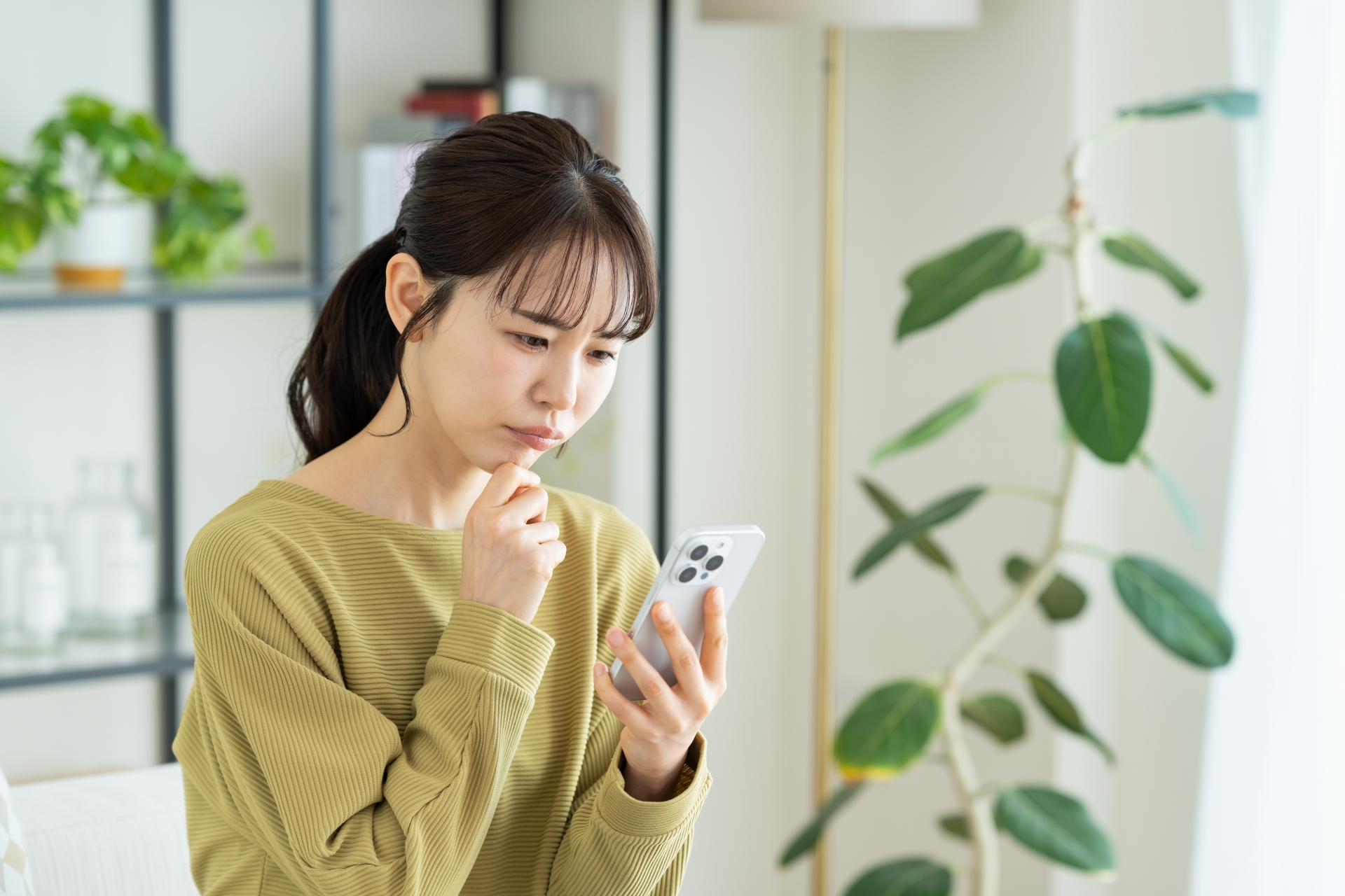 通信制限が来てないのにiPhoneの通信速度が遅い原因は？対処法や速度低下を防ぐ方法も解説