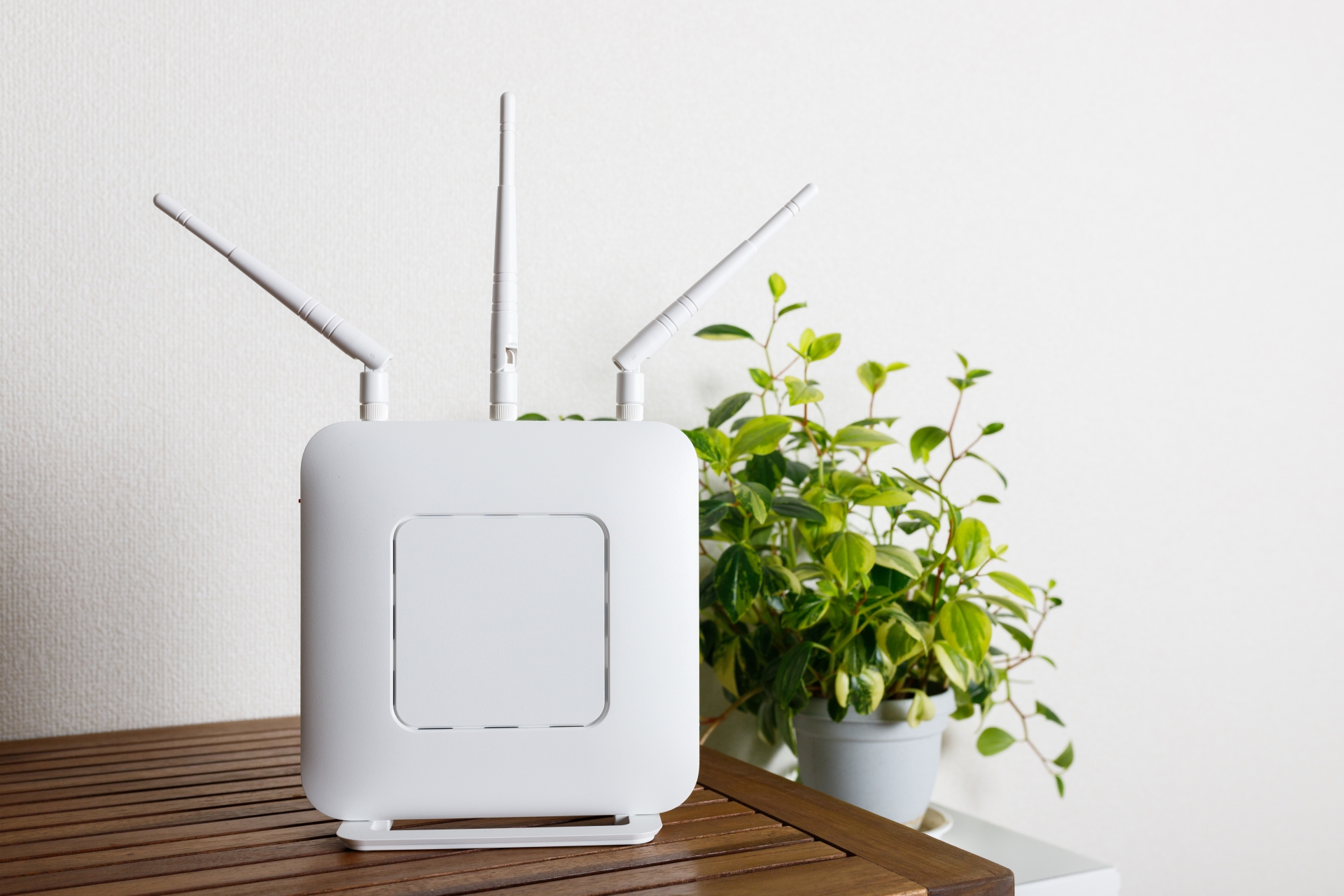 Wi-Fiルーターを電波が届きやすい場所に設置しなおす